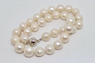 A Vintage 9ct White Gold Clasped Huge Cultured Pearl Necklace 14535
