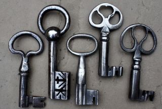 Five Good Quality Wrought Iron 17/18th Century Chest Lock Keys
