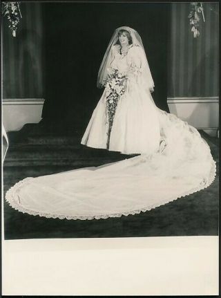 1981 Photo Princess Diana In Wedding Dress The Royal Wedding