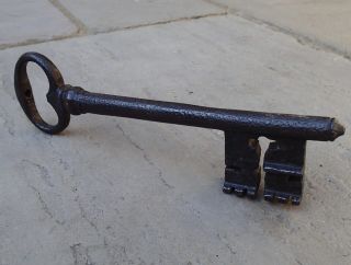 Enormous 27.  5cm 18th century French wrought iron key 2