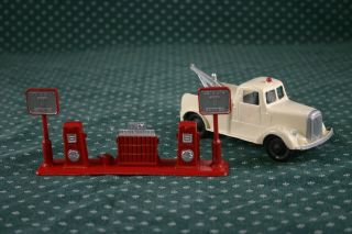 Tootsietoy Vintage Tow Truck And Service Station Island