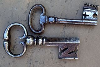 Two 17th/18th century French wrought iron keys 3