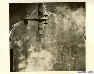 Press Photo: Dramatic Aerial View Luftwaffe He - 111 Bombers Over England; 1940
