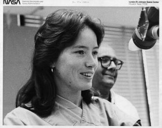 Anna Fisher / Orig Nasa 8x10 Press Photo - Astronaut Exams In 1977