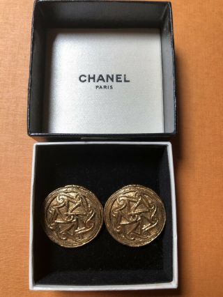 Large Signed Authentic Rare Vintage Chanel Cc Logo Gold Round Clip On Earrings