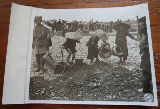 WWII PHOTO - CHINESE WORKERS CARRYING ROCK TO BUILD AIRPORT IN CHINA 1944 CBI 3