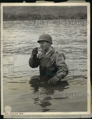 1944 Press Photo Us Army Engineer Takes A Break In The Icy Cumberland River,  Tn