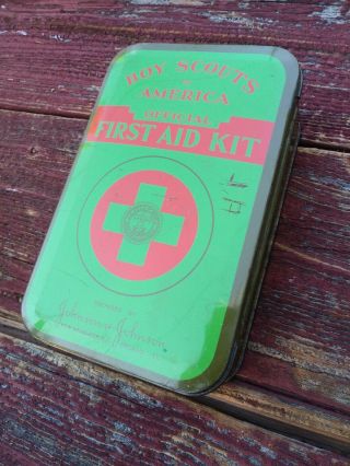 Boy Scouts of America vintage First Aid Kit Tin Johnson & Johnson green WW2 Era 2