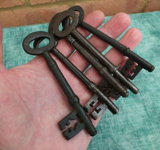 Antique 5 X Victorian Large Cast Iron Church / Door Keys (a)