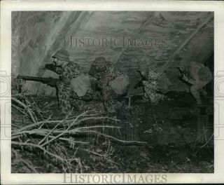 1942 Press Photo Us Army Rangers In Sniper Suits Take Cover,  Maneuvers In Tenn.