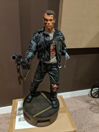Sideshow Terminator T - 800 Battle Premium Format Figure Statue