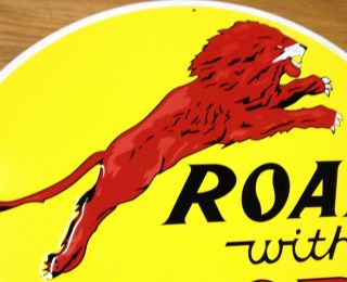 ROAR WITH GILMORE RED LION BLACK WHITE RACING FLAG 24 
