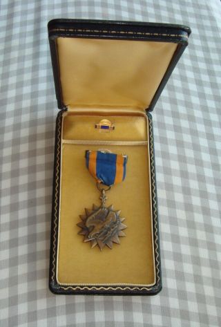 Ww2 Us Air Medal Full Wrap Brooch In Coffin Case With Lappel Pin