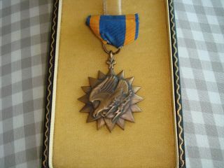 WW2 US AIR MEDAL FULL WRAP BROOCH in coffin case with lappel pin 2