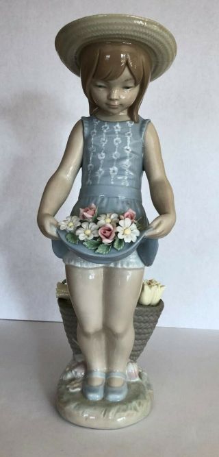 Lladro - - Girl With Flowers - - Aka Flowers On The Lap - - 01284