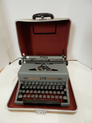 Vintage Royal Quiet De Luxe Gray Crinkle Portable Typewriter With Case