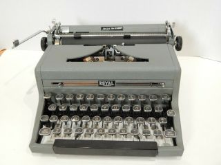 Vintage ROYAL Quiet De Luxe Gray Crinkle Portable Typewriter with Case 2