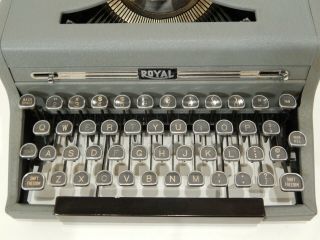 Vintage ROYAL Quiet De Luxe Gray Crinkle Portable Typewriter with Case 3