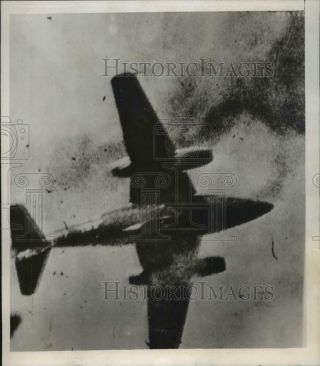 1944 Press Photo A German Jet - Propelled Me - 262 Burns Over Lingen,  Germany