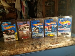Hot Wheels Corvette 5 Car Set,  One Treasure Hunt