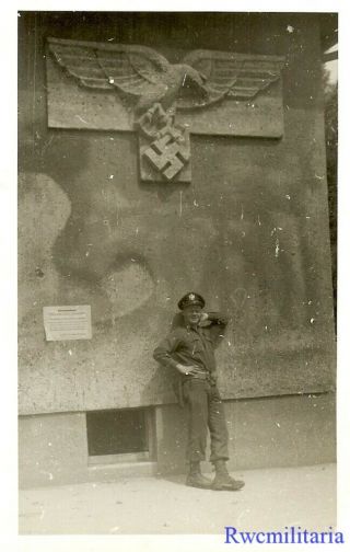Port.  Photo: Victorious Us Soldier Posed By Captured German Government Building