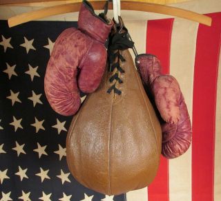 Vintage Everlast Leather Boxing Speed Bag Marathon Leather Gloves Great Display