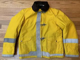 Globe Fire Firefighter Fireman Turnout Coat Jacket Size 32 Yellow W/ Metal Hooks