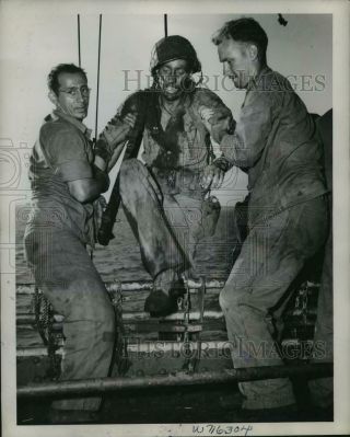 1944 Press Photo Coast Guardsmen Assist Marine Over Side Of Assault Transport