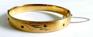 A Vintage 1950s 1/5th 9ct Rolled Gold Opening Bangle With Garnets & Safety Chain