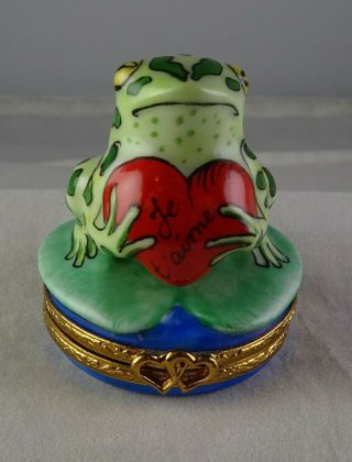 Limited Edition Peint Main Limoges Frog Holding Heart Trinket Box 147/1000