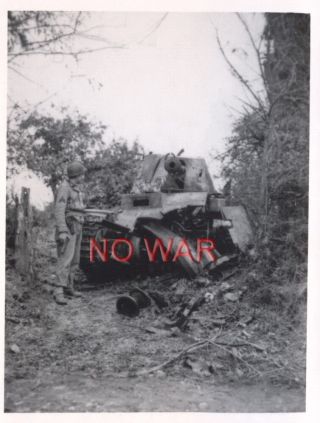 Wwii German War Photo Soldier The Knocked Panzer / Tank