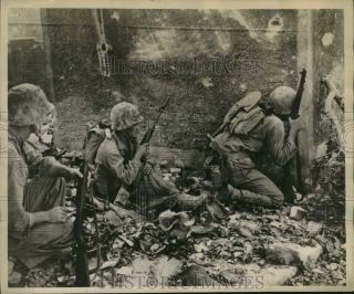 Press Photo U.  S.  Marines Pinned Down By Japanese Fire,  Naha,  Okinawa - Nom09703