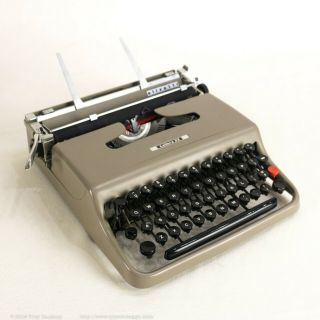 Olivetti Lettera 22 Vintage Typewriter - Serviced,  Ribbon
