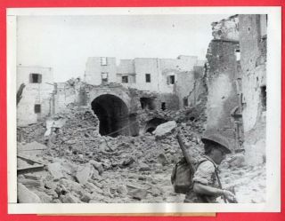 1943 British Soldier In Ruins Of Pantelleria Island Italy 7x9 Orig.  News Photo