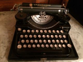 Vintage 1925 Underwood 4 - Bank Portable Typewriter With Case