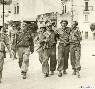Press Photo: British W/ Captured Luftwaffe Fallschirmjäger Paratroopers; Italy