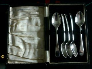 Complete Cased Set X5 Walker & Hall Solid Silver Teaspoons.  Sheffield 1904.  96g.