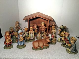 Goebel The Berta Hummel Nativity 18 Piece Porcelain Nativity Set With Stable