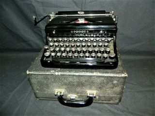 Vintage Royal Typewriter With Case Serial Number 0 - 818698