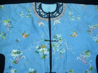 A GOOD ANTIQUE CHINESE EMBROIDERED SILK ROBE/JACKET 2