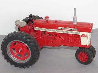 Vintage International Harvester Farmall 560 Custom Tractor With Fast Hitch 1/16