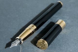 Line S.  T Dupont Initial Yellow Gold And Black Fountain Pen Medium (m) Nib✒️