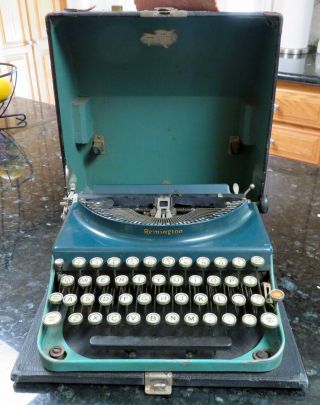 Two - Tone Green Remington Portable Typewriter Serial No.  V261110 1930 With Case
