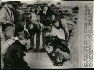 1942 Press Photo Flying Tigers Pilots Study Map At Headquarters In China