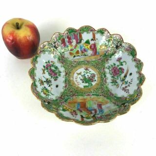 19th Century Chinese Porcelain Rose Mandarin Scalloped Cut Rim Bowl