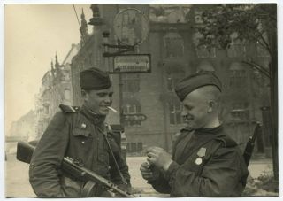 Wwii Large Size Press Photo: Russian Soldiers At Berlin Street,  May 1945