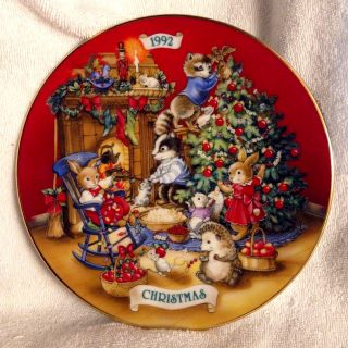 Avon 1992 Collectible Christmas Plates " Sharing With Friends " 22k Gold Trim