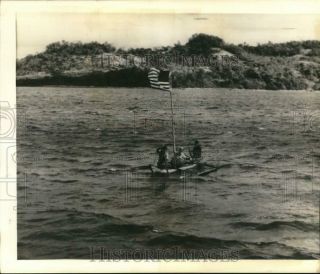 1945 Press Photo Filipino Members Of The American Army Aboard A Canoe