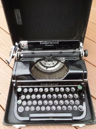 1938 Underwood Champion Typewriter with Case 3