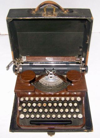 1930 Royal Portable Typewriter Model P W/ Case P215672 Woodgrain